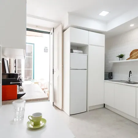 Camoes - Bairro Alto - By The Portuguese Story Апартаменты *