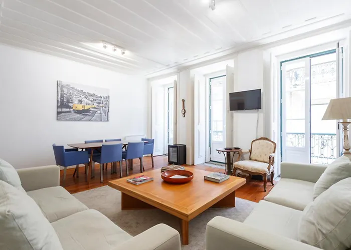 Camoes - Bairro Alto - By The Portuguese Story شقة