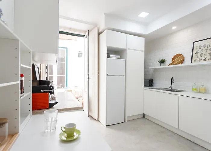 Camoes - Bairro Alto - By The Portuguese Story شقة *